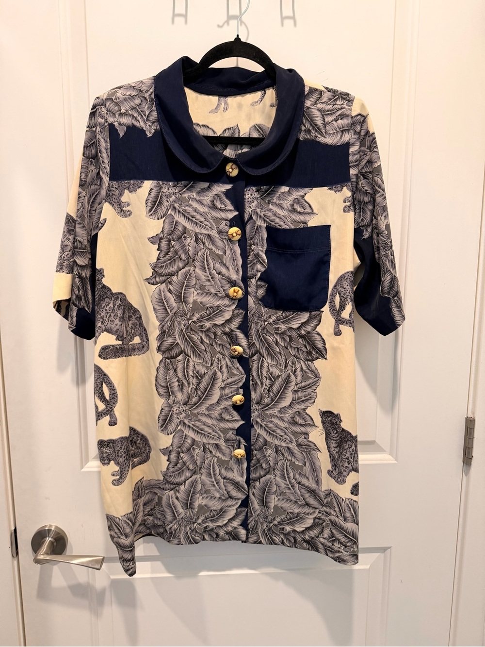 Vintage Short Sleeve
Button-Up Shirt Navy Cream Leopard Print Size L